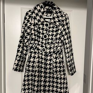 Houndstooths dress coat! So pretty!
